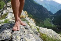 barefoot-hiking 